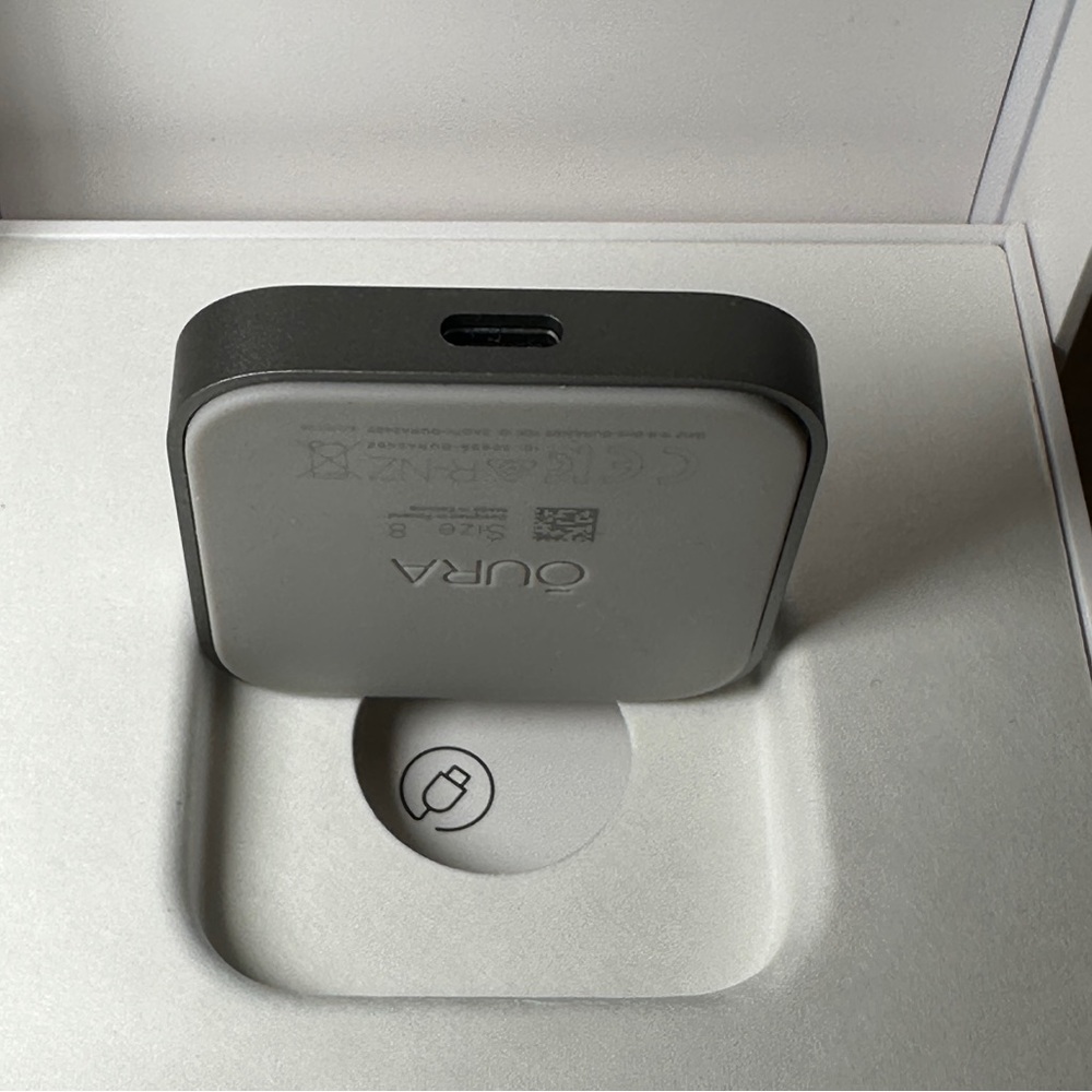 Oura Ring Gen 4 Size 8 Gold Activity Tracker with Charger Box (Great Condition) - Picture 10 of 15
